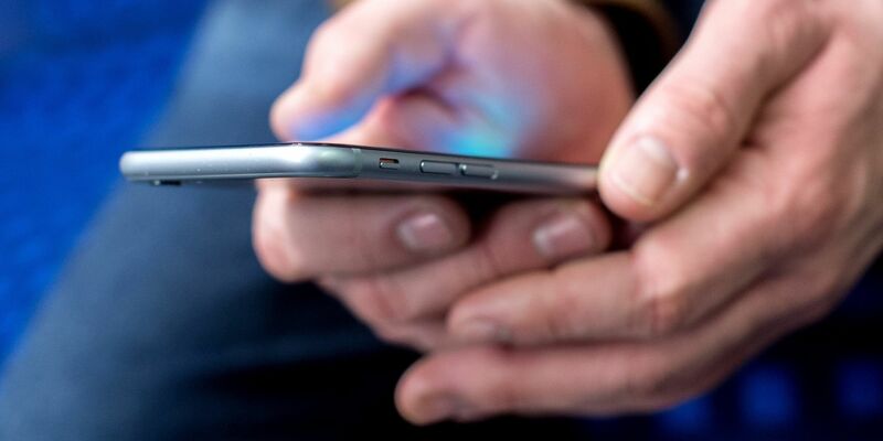 Ein neues Projekt der Deutschen Bahn und verschiedener Telekommunikationsfirmen soll ein stabiles Handynetz an Bahngleisen gewährleisten. - Foto: Hauke-Christian Dittrich/dpa