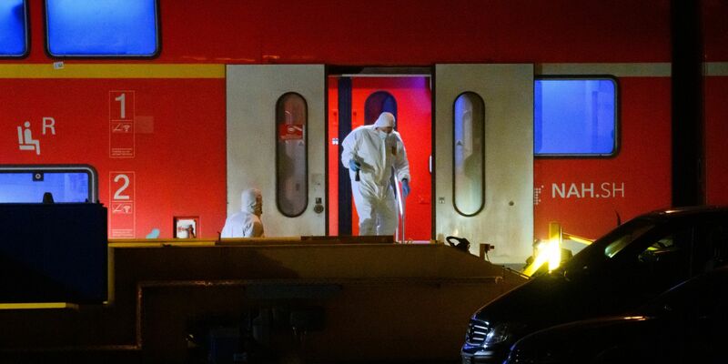 Ermittler arbeiten in dem Regionalzug, in dem sich die Messerattacke ereignet hatte. Der Palästinenser Ibrahim A. soll am 25. Januar in dem Zug von Kiel nach Hamburg bei Brokstedt Fahrgäste mit einem Messer angegriffen und zwei im Alter von 17 und 19 Jahren getötet haben. - Foto: Jonas Walzberg/dpa