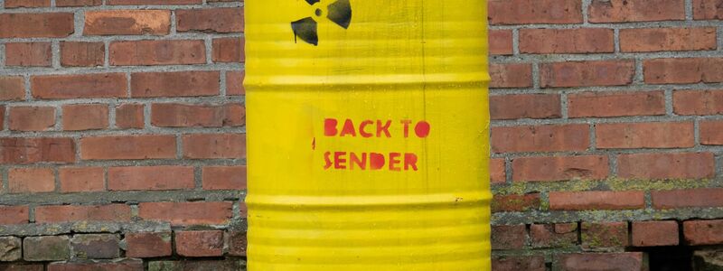 Ein Fass mit der Aufschrift «Back to sender» und einem Atomzeichen steht vor einem Haus in der Ortschaft Bleckenstedt bei Salzgitter in der Nähe vom Schacht Konrad. - Foto: Mia Bucher/dpa