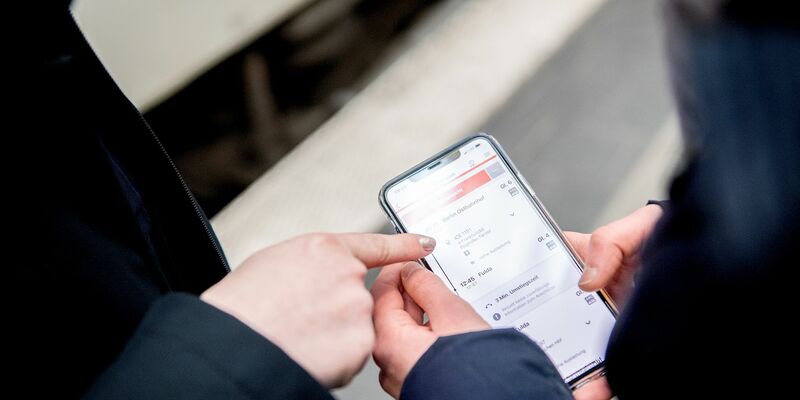 Im November soll es für die «DB-Navigator»-App ein Update mit neuen Funktionen geben. - Foto: Zacharie Scheurer/dpa-tmn