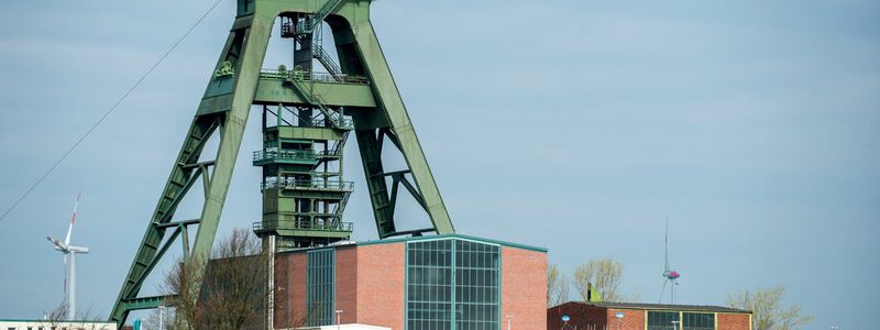 Der Förderturm von Schacht Konrad in Salzgitter. - Foto: Hauke-Christian Dittrich/dpa