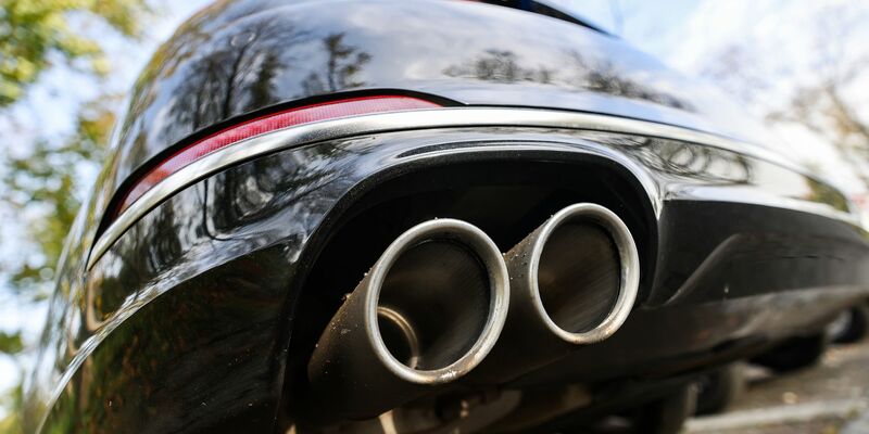 Polen will gegen das Zulassungsverbot von Autos mit Verbrennermotor ab 2035 klagen. - Foto: Oliver Berg/dpa