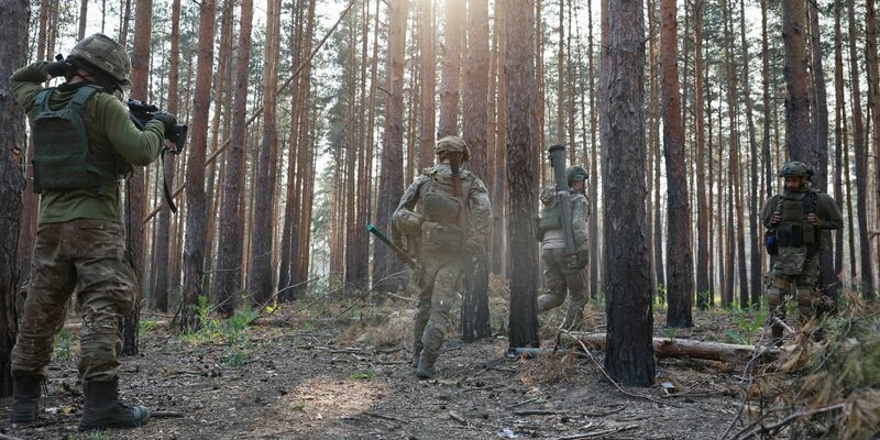 Ukrainische Soldaten an der Frontlinie in der Nähe von Kreminna. - Foto: Roman Chop/AP/dpa