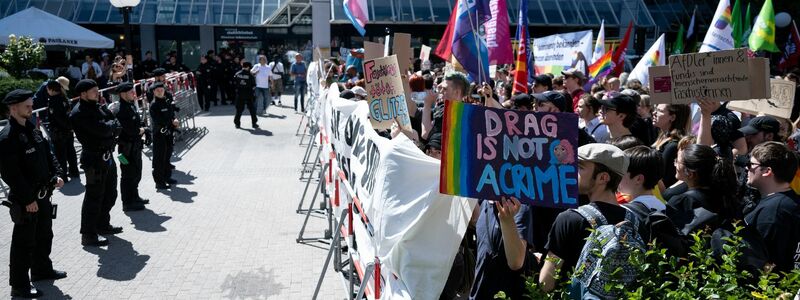 Mit einer Demonstration zeigten zahlreiche Menschen Solidarität mit den Drag-Künstlern und unterstützten die Veranstaltung. - Foto: Sven Hoppe/dpa