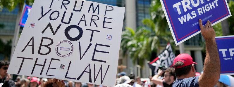 Unterstützer und Gegner von Donald Trump vor dem Wilkie D. Ferguson Jr. U.S. Courthouse in Miami. - Foto: Rebecca Blackwell/AP/dpa