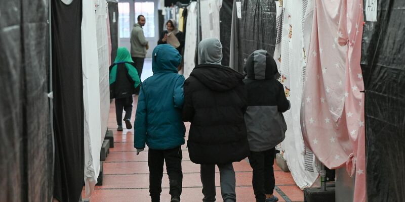 Flüchtlingskinder in einer Flüchtlingsunterkunft. - Foto: Arne Dedert/dpa
