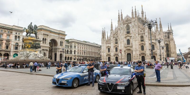 Für den früheren italienischen Ministerpräsidenten Silvio Berlusconi wird im Dom von Mailand ein Staatsbegräbnis abgehalten. - Foto: Stefano Porta/LaPresse via ZUMA Press/dpa