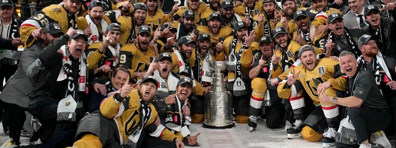 Die NHL-Stars der Vegas Golden Knights jubeln mit dem Stanley Cup. - Foto: John Locher/AP