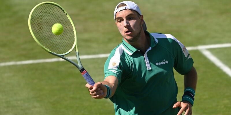 Jan-Lennard Struff jubelt über seinen Finaleinzug in Stuttgart. - Foto: Marijan Murat/dpa