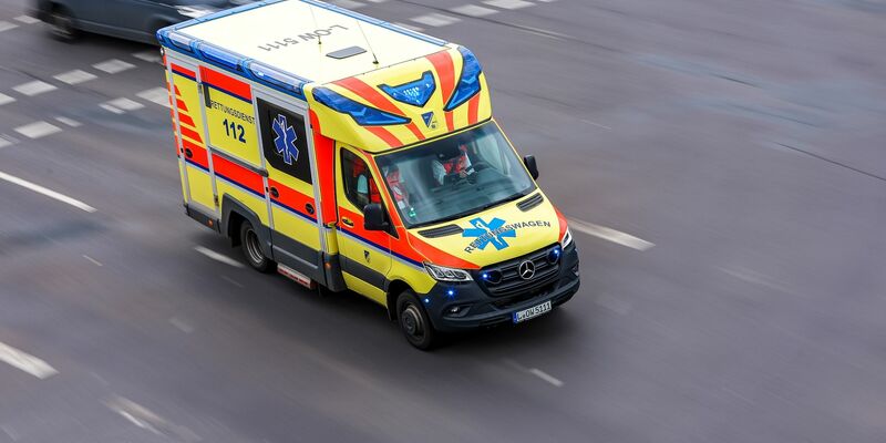 In Dresden hat ein Mann einen anderen mit einem Messer in einer Straßenbahn verletzt (Symbolbild). - Foto: Jan Woitas/dpa