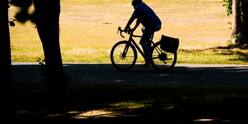 Die Erde ist trocken: Ein Getreidefeld mit Sommergerste wird in der Region Hannover künstlich beregnet. - Foto: Julian Stratenschulte/dpa