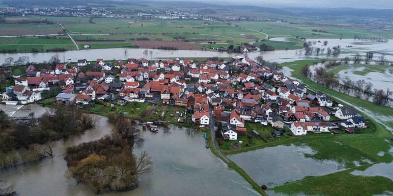 Überschwemmung im mittelhessischen Landkreis Marburg-Biedenkopf (Archivbild). Deutschland muss sich laut dem Weltklimarat auf weitere Überflutungen und Stürme einstellen. - Foto: Nadine Weigel/Nadine Weigel/dpa/dpa