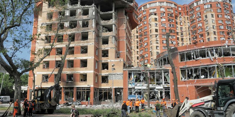 Beschädigtes Wohnhaus nach einem  russischen Drohnenangriff. - Foto: Nina Lyashonok/AP/dpa