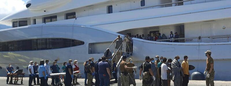 Flüchtlinge kommen nach einer Rettungsaktion in Kalamata mit einer Yacht an. Es ist eines der schwersten Bootsunglücke in Griechenland seit Jahren. - Foto: Uncredited/www.argolikeseidhseis.gr/AP/dpa