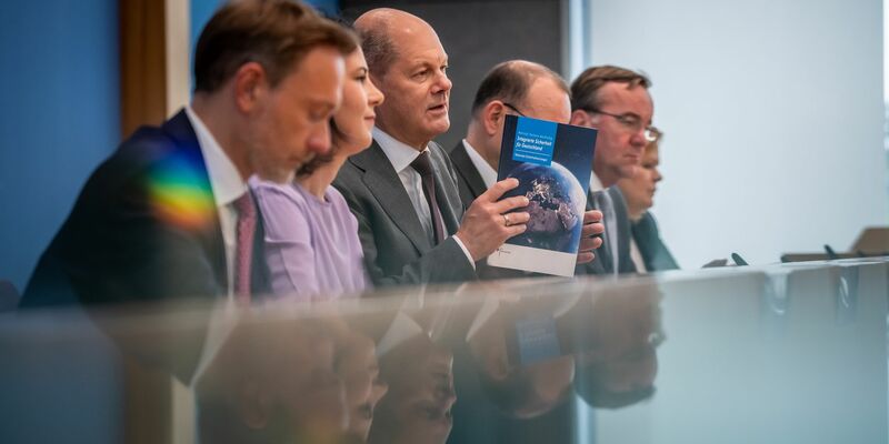 Die Bundesregierung hat eine umfassende Nationale Sicherheitsstrategie beschlossen, die alle Aspekte der äußeren und inneren Sicherheit umfasst. - Foto: Michael Kappeler/dpa