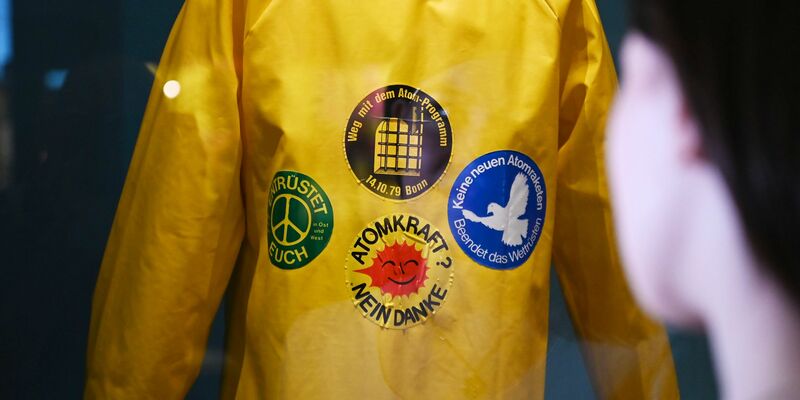 Der geblümte Plastik-Helm der Grünen-Politikerin Petra Kelly von der Mutlanger «Promiblockade» gegen die Stationierung von Mittelstreckenraketen ist Teil der Ausstellung. - Foto: Uli Deck/dpa