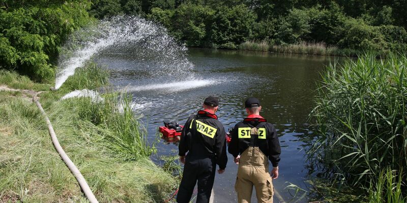 Feuerwehrleute pumpen Sauerstoff in den Gleiwitzer Kanal, um das Algenwachstum zu verhindern. - Foto: Krzysztof Swiderski/PAP/dpa