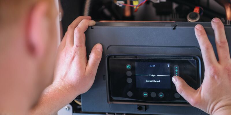 Installation einer modernen Gasbrennwerttherme in einem Einfamilienhaus. - Foto: Jan Woitas/dpa