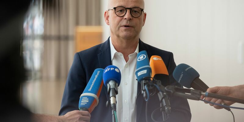 DB-Personalvorstand Martin Seiler erläutert den Stand der Verhandlungen. - Foto: Paul Zinken/dpa