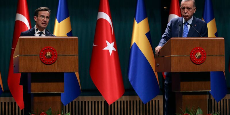Trotz Bemühungen weiter uneinig in der Frage des Nato-Beitritts Schwedens: der türkische Präsident Recep Tayyip Erdogan (r) und Schwedens Regierungschef Ulf Kristersson (Archivbild). - Foto: Burhan Ozbilici/AP/dpa