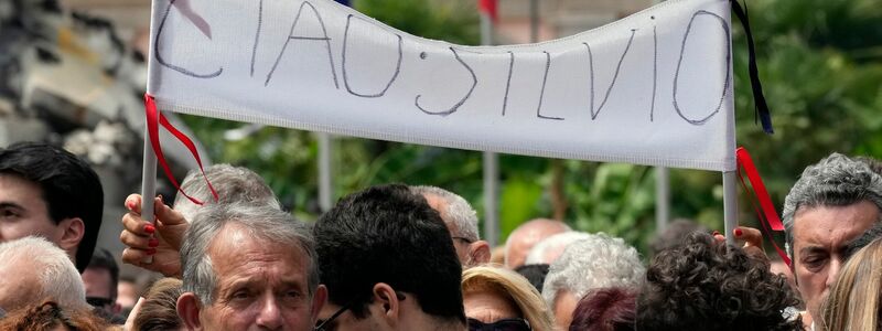 «Ciao Silvio» - Anhänger des früheren Ministerpräsidenten haben sich vor dem Mailänder Dom versammelt. - Foto: Antonio Calanni/AP/dpa