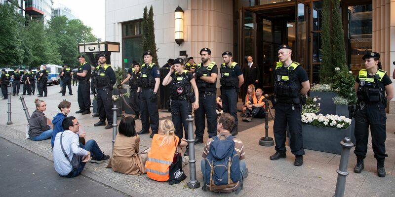 Polizeieinsatz am Haupteingang des Hotels Ritz-Carlton in Berlin, wo eine Protestaktion von Klima-Demonstranten stattfindet. - Foto: Paul Zinken/dpa