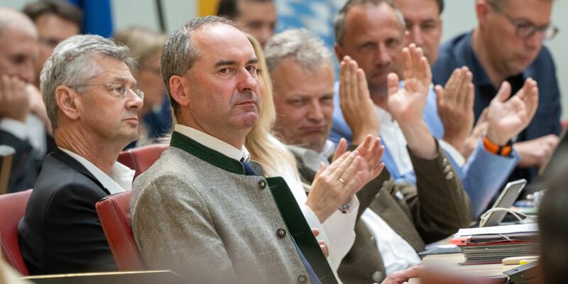 Bayerns Vize-Regierungschef Hubert Aiwanger hat sich in der Affäre um ein antisemitisches Flugblatt aus Schulzeiten entschuldigt. - Foto: Peter Kneffel/dpa