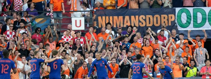 Dortmunds Donyell Malen (r) erzielte das 1:0 für die Niederlande. - Foto: Peter Dejong/AP/dpa