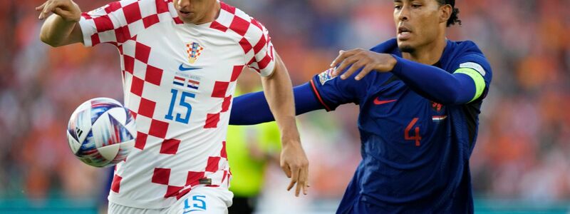 Virgil van Dijk (r) und die Niederlande lieferten sich eine intensive Partie mit Kroatien. - Foto: Peter Dejong/AP/dpa