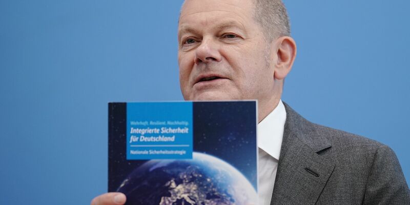 Bundeskanzler Olaf Scholz präsentiert die Nationale Sicherheitsstrategie der Bundesregierung. - Foto: Kay Nietfeld/dpa