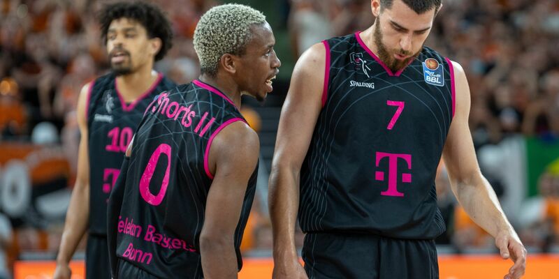 Bonns Collin Malcolm (l-r), TJ Shorts und Sebastian Herrera nach der Pleite in Ulm. - Foto: Stefan Puchner/dpa
