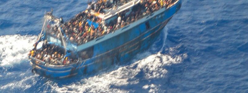 Zahlreiche Menschen auf dem Deck des Fischerboots, das später kenterte und sank. - Foto: Hellenic Coast Guard/AP/dpa