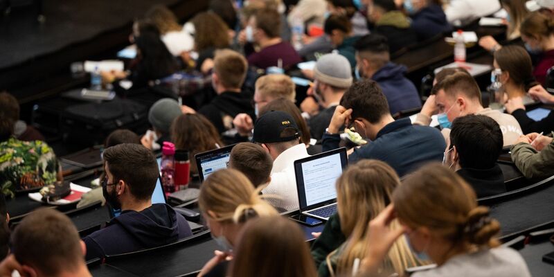 Studenten im Erstsemester in Hannover: Viele junge Leute sehen nicht unbeschwert in die Zukunft. - Foto: Julian Stratenschulte/dpa