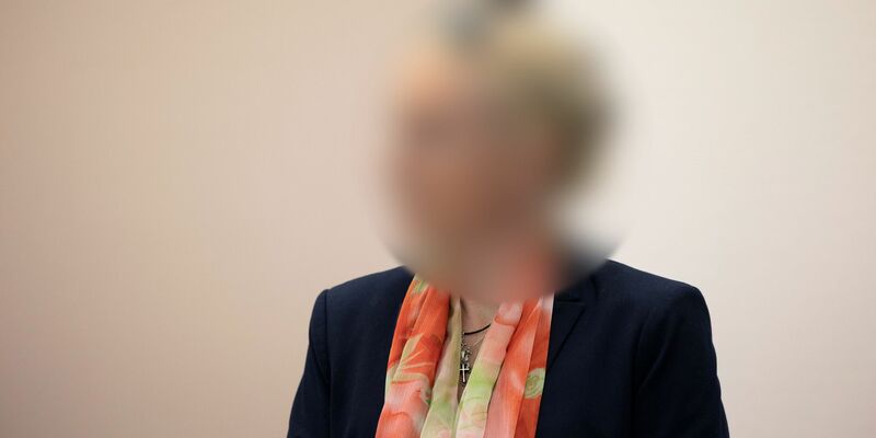 Die angeklagte Apothekerin zu Prozessbeginn im Kölner Landgericht. - Foto: Thomas Banneyer/dpa