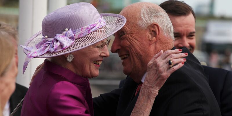Dänemarks Königin Margrethe II. begrüßt Norwegens König Harald V. am Bootsanleger in Kopenhagen. - Foto: Steffen Trumpf/dpa