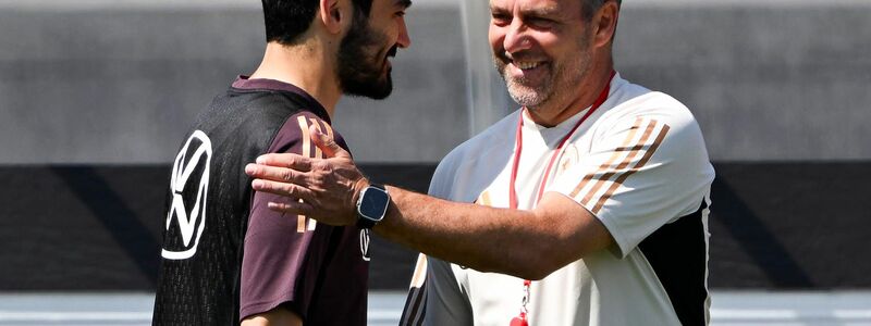 Bundestrainer Hansi Flick (r) ernennt Ilkay Gündogan zum Kapitän gegen Japan. - Foto: Federico Gambarini/dpa