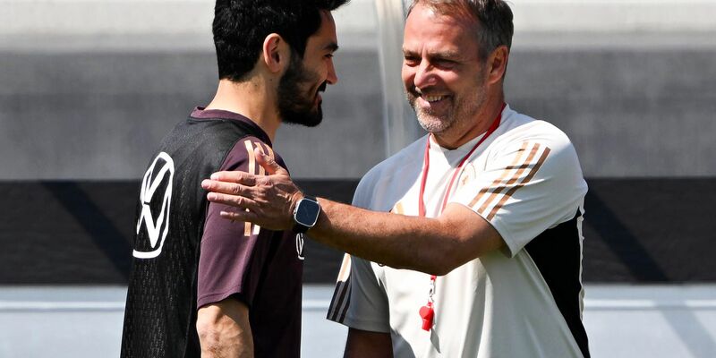 Ilkay Gündogan (l) soll DFB-Kapitän bleiben. - Foto: Federico Gambarini/dpa