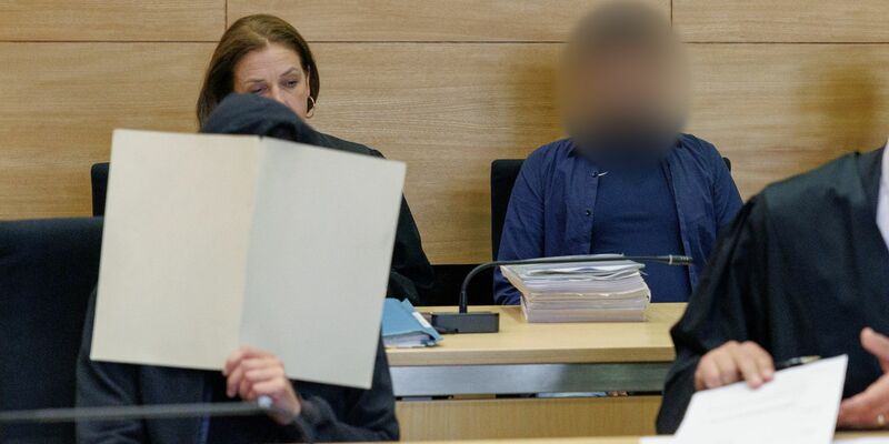 Zwei Angeklagte (vorne l und hinten r) im Gerichtssaal im Landgericht Bielefeld. - Foto: Friso Gentsch/dpa