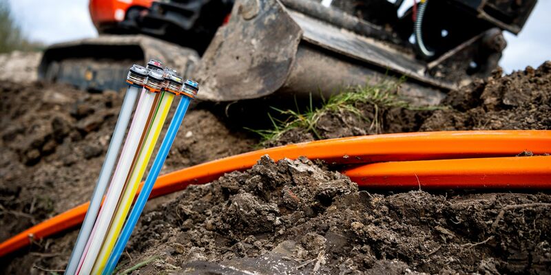 Der Ausbau mit sehr schnellem und stabilem Glasfaser-Internet kommt voran in Deutschland. - Foto: Sina Schuldt/dpa