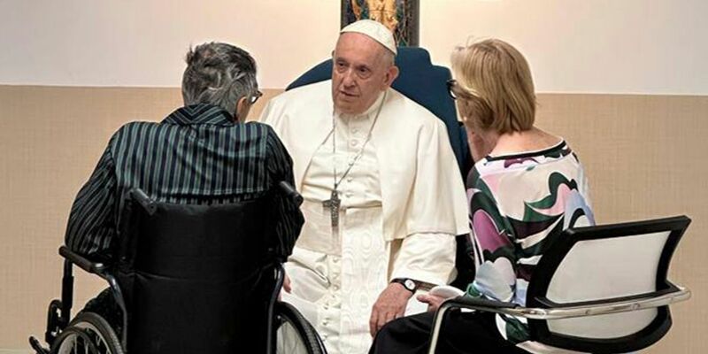 Mehr als eine Woche nach einer Bauch-Operation bei Papst Franziskus sind erstmals Bilder des 86-Jährigen veröffentlicht worden. - Foto: Vatican Media/Vatican Media/AP/dpa