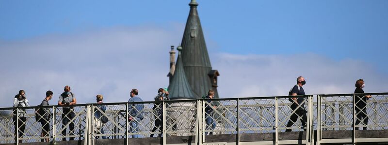 Touristen stehen auf der Marienbrücke vor Schloss Neuschwanstein (Archivbild). In der Nähe des Schlosses hat ein Mann zwei Frauen angegriffen und verletzt. Eine der Frauen starb. - Foto: Karl-Josef Hildenbrand/dpa