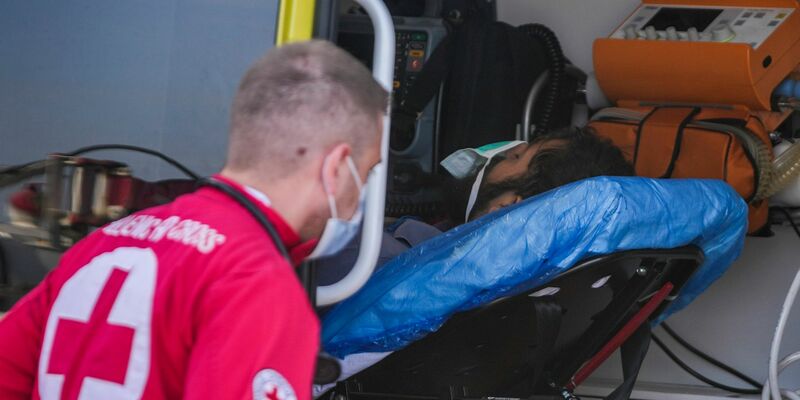 Ein Schiff der griechischen Küstenwache liegt im Hafen von Kalamata. In der Stadt wurde nach einem schweren Bootsunglück über das weitere Vorgehen mit den mutmaßlichen Schleusern entschieden. - Foto: Thanassis Stavrakis/AP/dpa