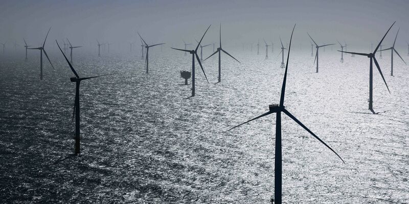 Zahlreiche Windräder sind bei der Inbetriebnahme des neuen Windparks rund 35 Kilometer nördlich der Insel Helgoland zu sehen. - Foto: Christian Charisius/dpa