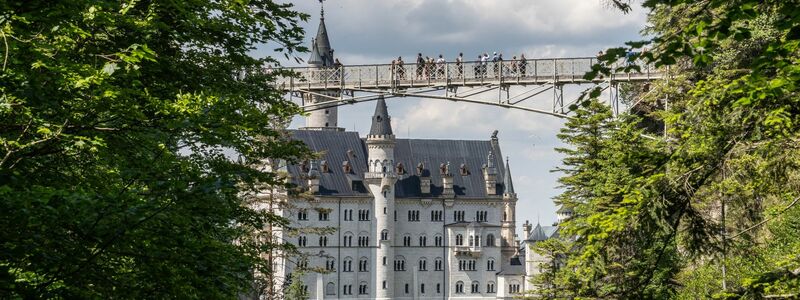 Blick auf das Schloss Neuschwanstein mit der Marienbrücke. In der Nähe des Schlosses hat ein Mann zwei Frauen angegriffen und verletzt. Eine der Frauen starb. - Foto: Frank Rumpenhorst/dpa