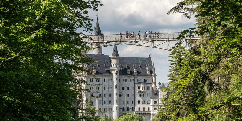 Neuschwanstein bei Schwangau im Allgäu gehört zu den berühmtesten Schlössern der Welt. Mitte 2025 wird die Unesco in Bulgarien entscheiden, ob es Welterbe wird. (Archiv) - Foto: Frank Rumpenhorst/dpa