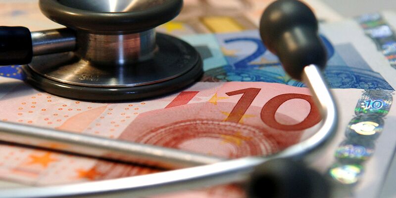 Die höheren Beiträge drohen wegen des nächsten erwarteten Milliardenlochs bei den gesetzlichen Krankenkassen. - Foto: Jan Woitas/dpa