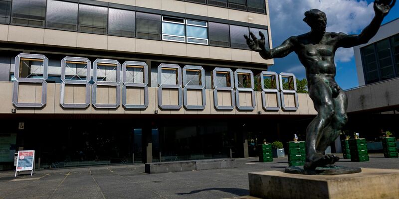 Eine «ClimateCrisisClock» hängt am Forumsgebäude der Technischen Universität (TU) Braunschweig hinter einer Dionysos-Skulptur. - Foto: Moritz Frankenberg/dpa
