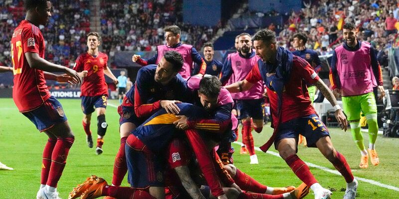 Nach Joselus Siegtreffer gibt es bei den Spaniern kein Halten mehr. - Foto: Martin Meissner/AP/dpa