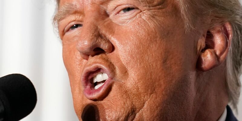 Ex-Präsident Donald Trump muss sich in den USA in gleich mehreren Prozessen vor Gericht verantworten. - Foto: Andrew Harnik/AP