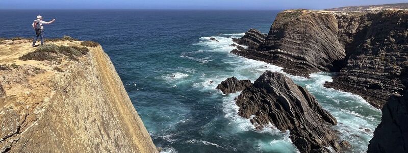Steilklippen am Cabo Sardao in Portugal. Derzeit ist der Nordatlantik besonders warm. Wissenschaftler sind beunruhigt. - Foto: Manuel Meyer/dpa-tmn/dpa